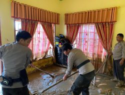 Polisi Bantu Bersihkan Rumah Warga Terdampak Banjir di Luwu