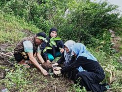 Guna Melestarikan Lingkungan, KUA Larompong Melakukan Penanaman Pohon