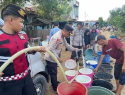 Kapolres Wajo Distribusikan Air Bersih untuk Warga Terdampak Banjir di Pitumpanua