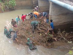 Karya Bakti TNI, Bersihkan Sampah Sisa Material Banjir di Kolong Jembatan Keppe