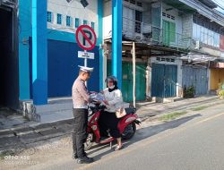 Pengendara Motor yang Parkir di Bawah Rambu LaranganTerciduk Polisi