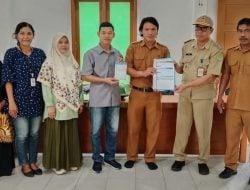 Pemdes Cendana Hitam Salurkan Rp 10 Juta untuk Bumdesma Tomoni Timur