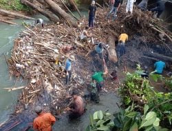 Dampak Banjir, Sampah Berserakan di Kolom Jembatan Keppe, Koramil Larompong Turun Membersihkan