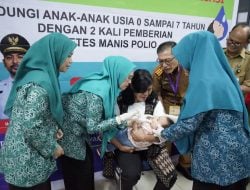 Buka Pencanangan PIN Polio Tingkat Kabupaten, Hj Sufriaty Lakukan Pemberian Imunisasi