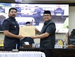 Wabup Akbar Serahkan Rancangan KUA PPAS TA. 2024 Kepada DPRD Lutim