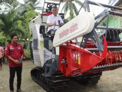 Dongkrak Produksi Pertanian, Bupati Luwu Timur Serahkan Alsintan Ke UPJA