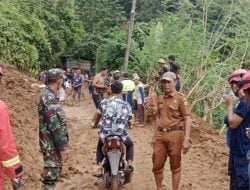 Personel Koramil 1403-01/Larompong  Buka Jalan Yang Tertutup Longsor