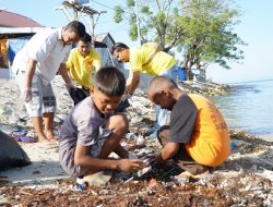 Dukung Pengendalian Pencemaran Laut, Indosat Bersih Pantai di Pulau Lae-lae