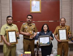 Pj Bupati Pinrang H Ahmadi Akil Menyerahkan Piagam Penghargaan ke Dinkes