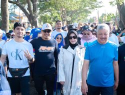 Ribuan Masyarakat Iringi Andalan Hati Sulsel Jalan Sehat Romantis di Pinrang