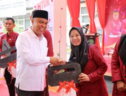 Budiman Serahkan Penghargaan Kepada Wajib Pajak Berprestasi dan 5 Ambulance untuk PKM