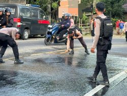 Sambil Patroli, Polisi di Bulukumba Bersihkan Tumpahan Pasir-Kerikil di Jalan