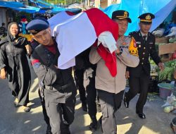 Kapolres Bulukumba Usung Jenazah Briptu Muhammad Yunus ke Pemakaman