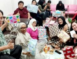 Tukar Kado Mewarnai Semangat Kebersamaan Pengurus dan Kader PSI Kota Makassar di Hari Natal 2024