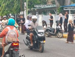 Kajari Pinrang Bagikan Stiker Hari Anti Korupsi Sedunia, Ajak Masyarakat Bersama Perangi Korupsi