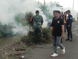 Bantu Warga, Anggota Koramil Marioriawa Bersama Warga Gotong Royong Bersihkan Saluran Air Sepanjang 100 Meter