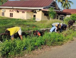 Koramil 03/Lilirilau Kodim 1423/Soppeng Gelar Karya Bakti Bersihkan Sampah dan Saluran Air