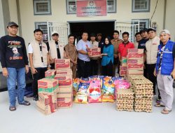 Tim Bersama Lebih Baik Kabupaten Pinrang Serahkan Bantuan ke Korban Angin Puting Beliung di Ujung Labuang