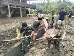 Personel Babinsa Koramil 05/Marioriwawo Kodim 1423/Soppeng Gelar Pembersihan Sampah dan Saluran Air Sepanjang 100 Meter