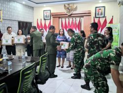 Sambut Natal dan Tahun Baru, Dandim 1423/Soppeng Memberikan Bingkisan ke Umat Kristiani