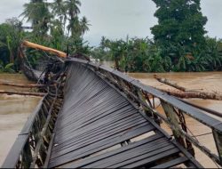Jembatan Gantung Wage Kabupaten Wajo  Rusak Parah Dihantam Pohon Besar yang Hanyut di Sungai