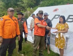 KALAKSA BPBD Kabupaten Pinrang Pimpin Penyerahan Bantuan Logistik untuk Korban Bencana Tanah Longsor di Desa Lembang Mesakada