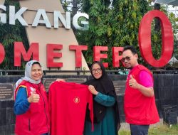 Jelang Kegiatan Jalan Santai, Ketua IKA UNHAS Wajo, Armayani Menyerahkan Baju Secara Simbolis ke Itemmarunu