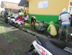 Tanamkan Kebersihan Sejak Dini, Personel Koramil 02/Marioriawa Ajak Siswa-siswi SDN 52 Welongge Bersihkan Halaman Sekolah