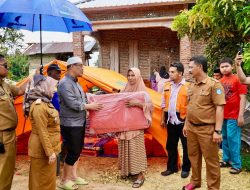 15 Rumah Diterjang Angin Kencang, Wabup Edy Manaf Serahkan Bantuan