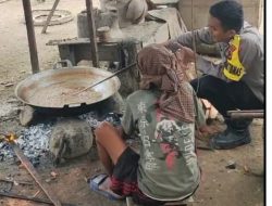 Bhabinkamtibmas Kelurahan Pammase Bantu Warga dalam Pengolahan Kelapa Menjadi Minyak