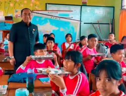 Rilman Situru Anggota Dewan Fraksi Gerindra Pantau MBG di SD 3 Makale