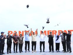 Pj Gubernur Sulsel dan Bupati Bulukumba Lepas Burung Merpati Sebagai Tanda Peresmian Pantai Merpati