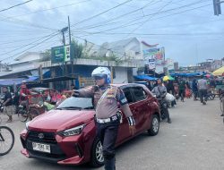 Personel Satlantas Polsek Sawitto Atur Lalu Lintas di Pasar Sentral Pinrang