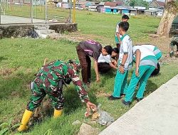 Personel Koramil 1423-04/Liliriaja Bersama Pelajar SMK 3 Soppeng Bersihkan Saluran di Kelurahan Apanang