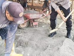 Bhabin Polsek Mengkendek Gotong Royong Pengecoran Rumah Warga Binaan