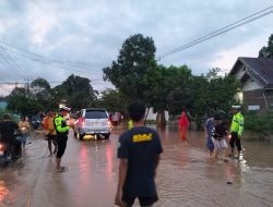 Satlantas Polres Luwu Gerak Cepat Atur Lalu Lintas dan Bantu Evakuasi Warga di Lokasi Banjir Salu Paremang