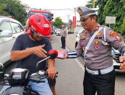 Kasat Lantas Polres Pinrang Pimpin Pembagian Takjil, Imbau Pedagang tak Berjualan di Bahu Jalan