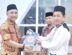 Ajak Umat Muslim Perbanyak Ibadah, Bupati Natsir Ali Serahkan 100 Mushaf Al Qur’an di Masjid Rahmatan Lil Alamin