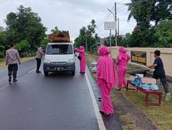 Polsek Lembang dan Bhayangkari Ranting Lembang Bagikan Takjil kepada Pengendara