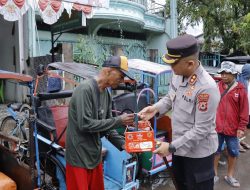 Kapolres Pinrang Bagikan Takjil Gratis kepada Tukang Becak, Ajak Jaga Kamtibmas