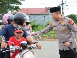 Kapolres Luwu Turun Langsung Bagikan Takjil, Ajak Pengendara Utamakan Keselamatan