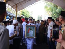 Bupati Pinrang Irwan Hamid Melepas Jenazah Camat Tiroang Ansaruddin