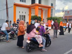 Minus Dua Legislator, Puluhan Kader PKS Bulukumba Bagi Takjil