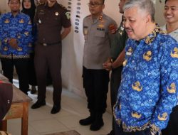 Kajari Pinrang Dampingi Bupati Irwan Hamid dalam Kegiatan Pemberian Makanan Bergizi Gratis