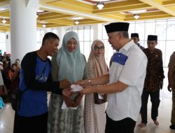 Bupati Pinrang Irwan Hamid Menyerahkan Bantuan ke Tenaga Kebersihan