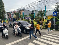 Indahnya Berbagi di Bulan Penuh Berkah, Polres Soppeng Bagikan Takjil kepada Pengendara