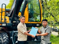 Kemensos Hibahkan Excavator ke Pemda Tana Toraja