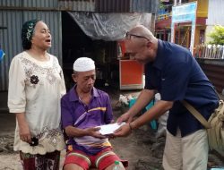 Wujud Kepedulian, Rektor Unhas Beri Bantuan untuk Korban Kebakaran di Pulau Barrang Lompo
