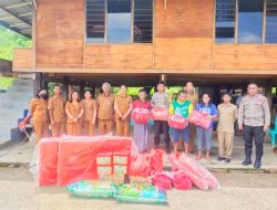 Pemkab Tana Toraja Serahkan Bantuan Warga Terdampak Bencana di Kaero