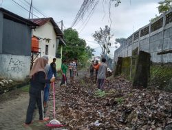 Penjabat RW,RT dan Warga Vila Mutiara Hijau Gelar Kerja Bakti